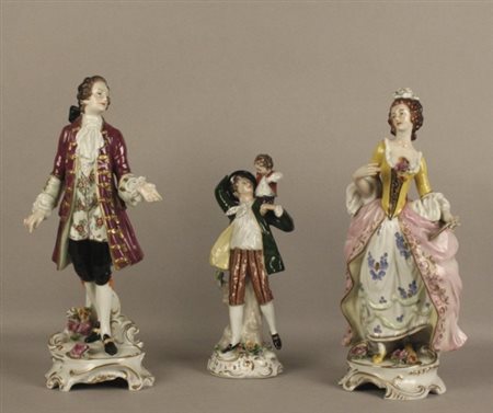 Firmato, datato. Tre statuine in porcellana Capodimonte raff. ''PERSONAGGI''....