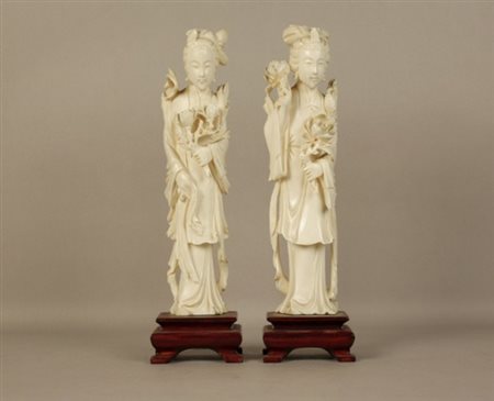 Firmato, datato. Due sculture in avorio raff. ''FANCIULLE''. Cina. XX secolo....