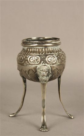 Portaincenso in argento sbalzato e cesellato, gr. 85. XIX secolo. Mis. Alt....