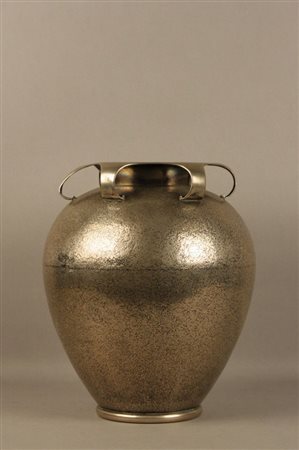 Firmato. Vaso in argento con zigrinatura, gr. 1550. Marcato GENAZZI-FASCIO...