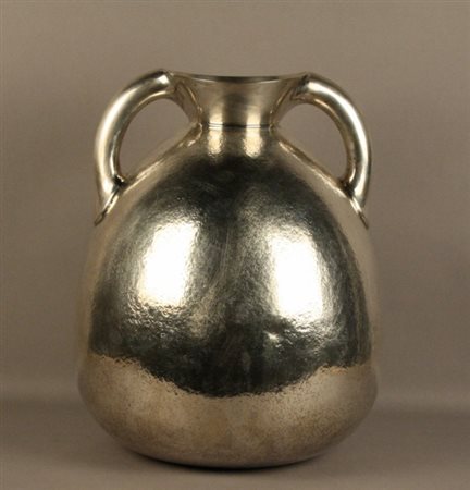 Firmato. Vaso in argento con manici, gr. 2650. Punzonato GENAZZI-MI FASCIO...