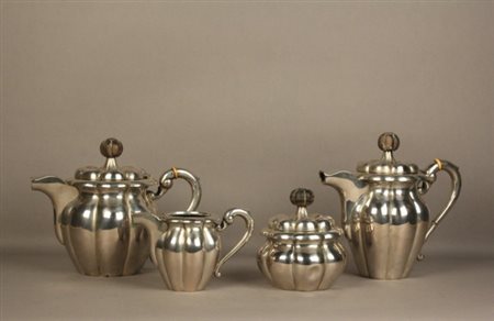 Firmato, datato. Servizio da tè in argento composto da quattro pezzi, gr....