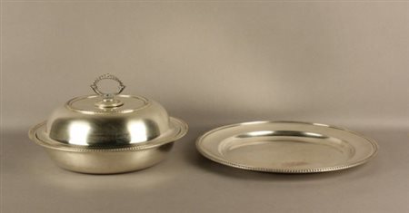 Firmato. Legumiera in argento composta da vassoio, piatto e coperchio....