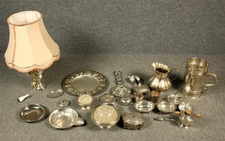 Firmato, datato. Lotto composto da vari oggetti in argento, gr. 4000. XX secolo.