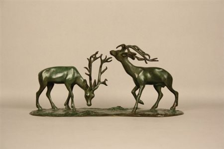 Scultura in bronzo patinato verde raff. ''CERVI''. Anni '30-'40. Mis. Lung....