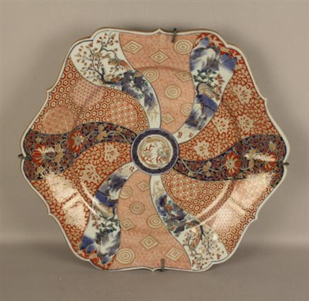 Firmato, datato. Grande piatto in ceramica famiglia rosa. Cina. XIX secolo....