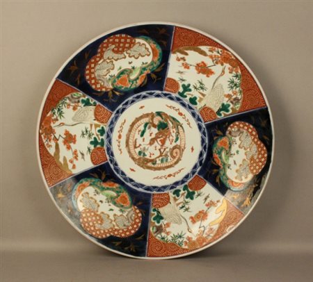 Firmato, datato. Grande piatto in porcelana di Imari. Fine XIX secolo. Mis....