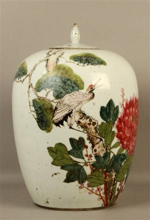Firmato, datato. Vaso portariso in ceramica decorato con fiori. Cina. XIX...