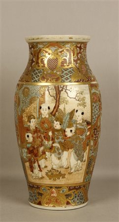 Firmato, datato. Vaso Saxuma in ceramica decorata in policromia e oro....