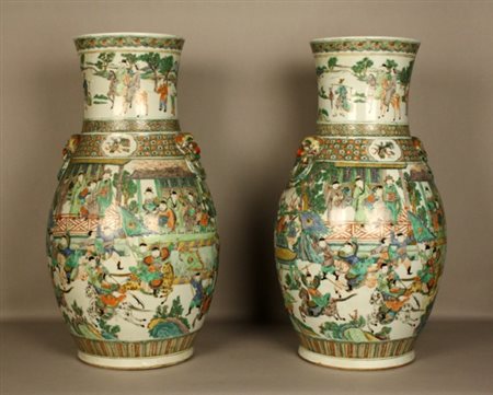 Firmato, datato. Coppia di vasi cinesi in porcellana decorati con smalti...