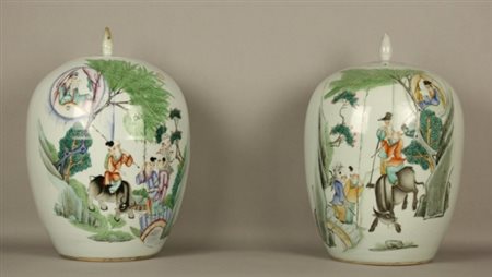 Firmato. Coppia di vasi con coperchio in porcellana dipinta. Cina. XIX...