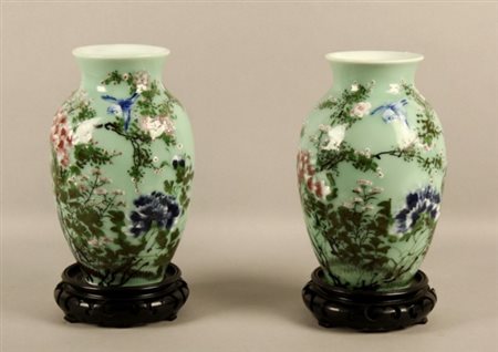 Coppia di vasi in porcellana decorati a motivi floreali. Cina. Inizi XX...