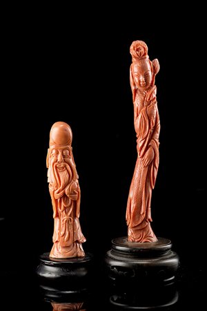 Due sculture in corallo raffiguranti Shoulao e una dama dalle lunghe vesti,...