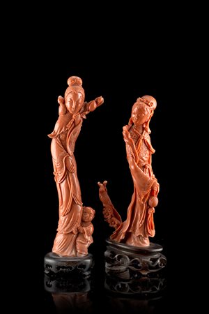 Due sculture in corallo raffiguranti dame dalle lunghe vesti, con rami di...