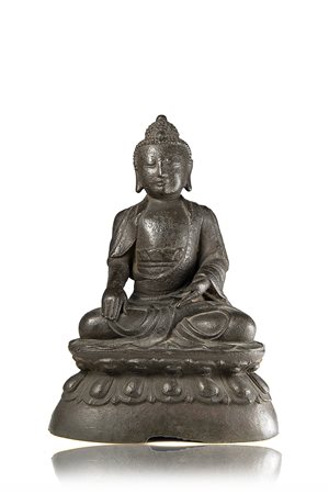 Buddha in bronzo con tracce di laccatura su base a doppio loto (lievi...