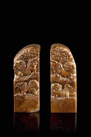 Coppia di sigilli in pietra saponaria scolpiti con leoni buddhistiCina,...