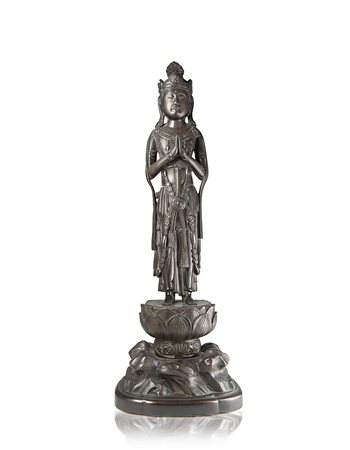 Scultura in bronzo raffigurante Kannon su base a petali di lotoGiappone,...