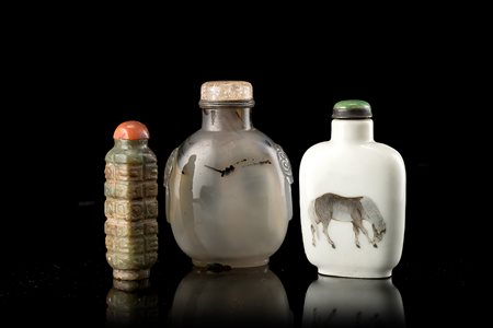 Tre snuff bottles: una in porcellana con cavalli e marchio, una in agata e...