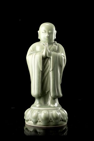 Monaco Buddhista in gres celadon, con marchio impresso alla base (lievi...