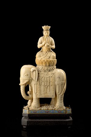 Guanyin in avorio su trono a doppio loto posto su elefante, marchio alla...