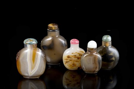 Cinque snuff bottles in agataCina, secolo XX(h. max 6,5 cm.)-ENFive agate...