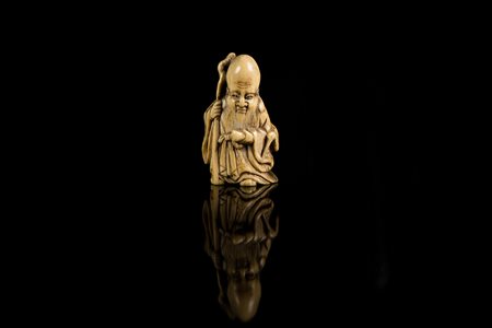 Un netsuke in avorio raffigurante saggio dalla lunga barba Giappone, secolo...