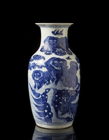 Grande vaso in porcellana bianca e blu (lievi difetti)Cina, secolo XX(h.45...