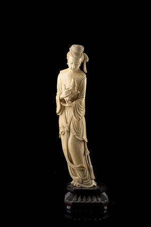 Scultura in avorio raffigurante dama dalle lunghe vesti con cucciolo di cane,...