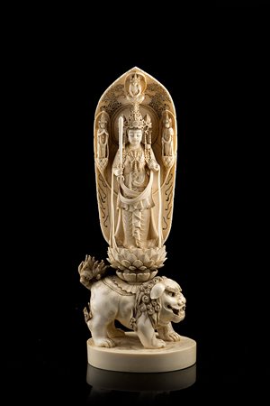 Scultura in avorio raffigurante Kannon su leone buddhista, firma alla...