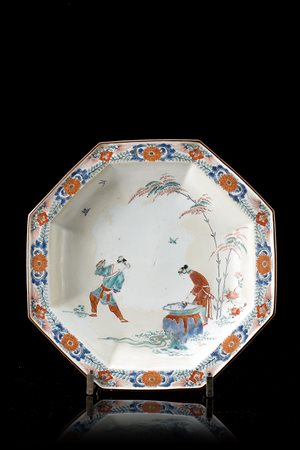 Piatto ottagonale in porcellana Kakiemon decorato con figure...