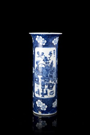 Vaso a tromba in porcellana bianca e blu decorato con il tema dei cento...