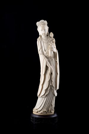 Scultura in avorio raffigurante Guanyin con vaso e peonie in fiore, base in...