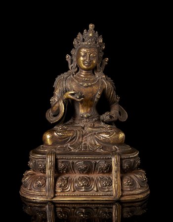 Scultura in bronzo dorato raffigurante Guanyin adornata con giorielli seduta...