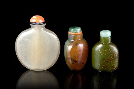 Tre snuff bottles in pietra dura dai toni verdi e grigio chiaroCina, secolo...