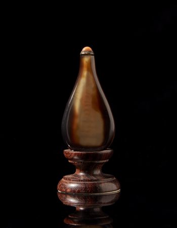 Snuff bottle in agata, con coperchio, base in legnoCina, secolo XX(h. 7,5...