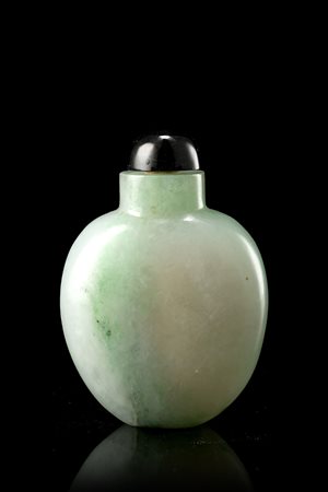 Snuff bottle in giadeite di tonalità verde sfumato con tappo in pietra...