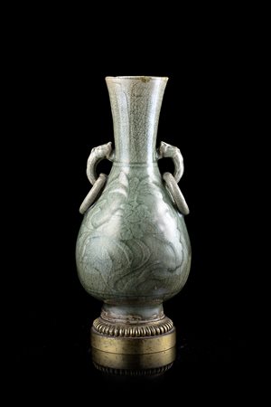 Vaso biansato a invetriatura celadon con decoro floreale inciso (difetti e...