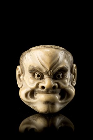 Netsuke in avorio raffigurante maschera di oni, firmatoGiappone, secolo...