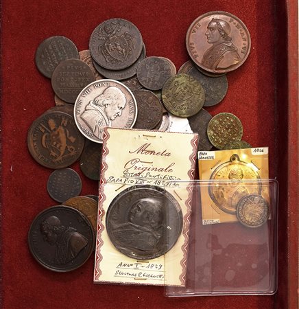 PAPALI. Da Pio VII a Gregorio XVI. 40 monete (di cui 5 in argento), 2...