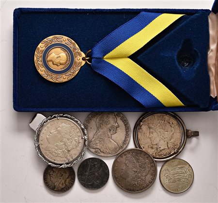 18 monete di varie epoche, compresi un falso in argento e alcune incastonate....