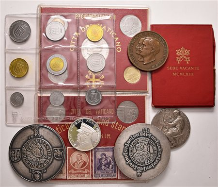 VARIE. Insieme di monete e medaglie di varie epoche.