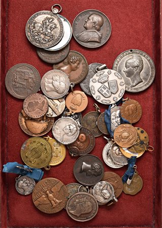 Una trentina di medaglie e medagliette, e alcune monete, compreso un falso da...