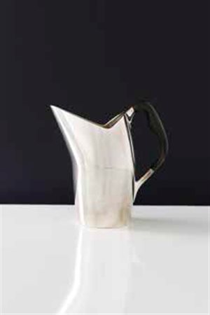 HANS HANSEN COHR Caraffa in argento con presa in legno, 1957 Punzoni: Anno...