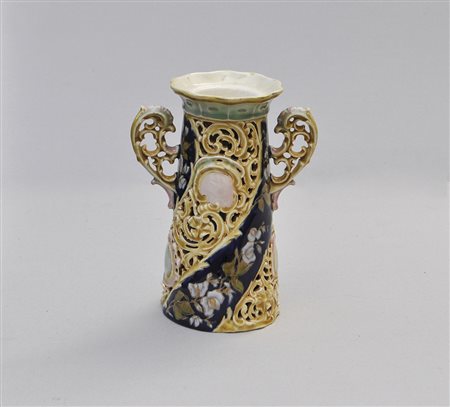 Zsolnay Pecs Vaso, Anni ‘30;Ceramica smaltata con decori, h. 24 cm, marchio...