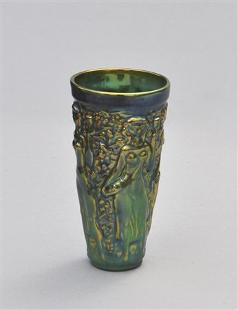 Zsolnay Pecs Vaso, anni ’30;Ceramica verde iridato, in rilievo figure di...