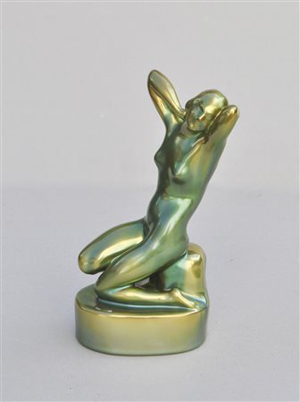 Zsolnay Pecs Figura di donna, anni ’30;Ceramica verde iridato, h. 26 cm,...