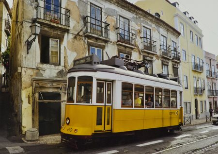 Eiren Dona Dublino Il tram giallo di Lisbona, 2011 Fotografia, cm. 49x69 Sul...