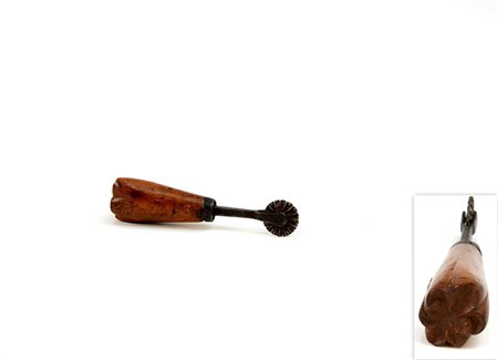 Stampo in legno con rondella da pasta-ENAn iron pastry jigger with a wooden...