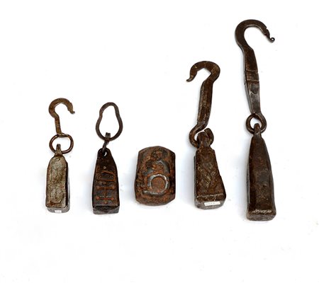 Lotto composto da cinque pesi in ottone-ENFive brass weights