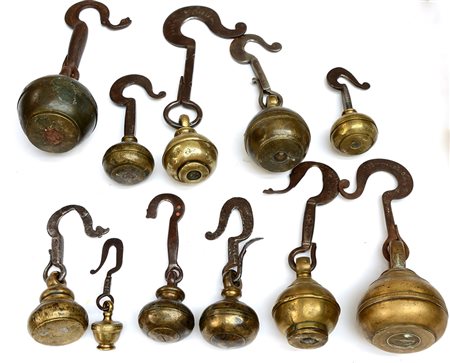 Lotto composto da undici pesi in ottone-ENEleven brass weights